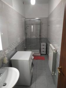 La salle de bains est pourvue d'une douche, de toilettes et d'un lavabo. dans l'établissement Casa Irma, à Chiusavecchia