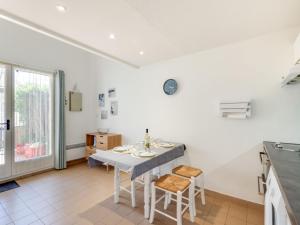 een keuken en eetkamer met een tafel en stoelen bij Holiday Home Les mas Bleus by Interhome in Saint Cyprien Plage