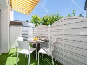 a small balcony with a table and chairs at Holiday Home Ti Erminig by Interhome in Carnac