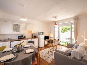 cocina y sala de estar con mesa y sofá en Holiday Home Ti Erminig by Interhome, en Carnac