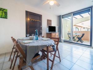 Televízia a/alebo spoločenská miestnosť v ubytovaní Apartment Front de Mer-21 by Interhome