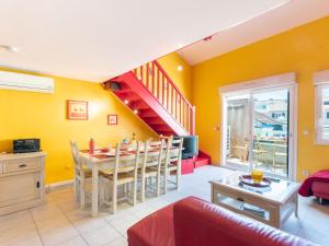 - un salon avec une table et un escalier dans l'établissement Apartment Antinéa by Interhome, aux Lecques