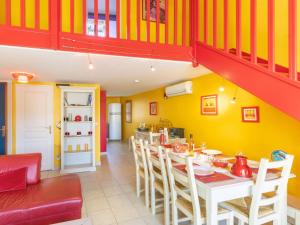une salle à manger avec des murs colorés, une table et des chaises dans l'établissement Apartment Antinéa by Interhome, aux Lecques
