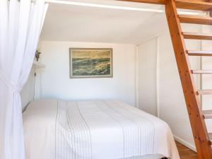 Un pat sau paturi într-o cameră la Studio Château de la Madrague-8 by Interhome