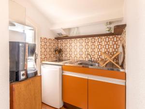 kuchnia ze zlewem i kuchenką mikrofalową w obiekcie Studio Château de la Madrague-8 by Interhome w mieście Saint-Cyr-sur-Mer +10 zdjęć