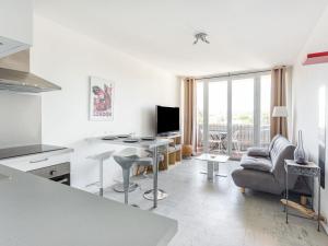 Televízia a/alebo spoločenská miestnosť v ubytovaní Apartment Le Cormoran by Interhome