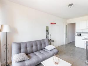 sala de estar con sofá y mesa en Apartment Le Cormoran by Interhome, en Le Lavandou
