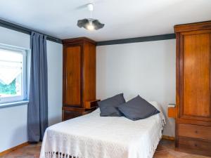 ein Schlafzimmer mit einem weißen Bett und einem Fenster in der Unterkunft Holiday Home La Longère by Interhome 