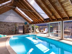 einen Pool in einem Haus mit Dach in der Unterkunft Holiday Home La Longère by Interhome 