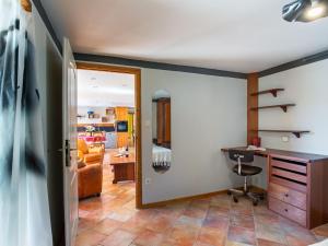 Zimmer mit Küche und Wohnzimmer in der Unterkunft Holiday Home La Longère by Interhome 