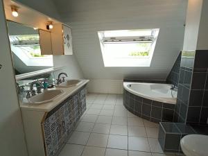 Bathroom sa Superbe loft 90m² proche parc expo Nantes (6p)