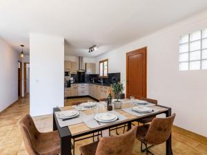 jadalnia ze stołem i krzesłami w obiekcie Holiday Home Villa Rigaou n-4 by Interhome w miejscowości Sainte-Maxime +23 zdjęcia