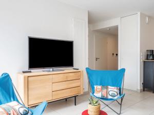 TV a/nebo společenská místnost v ubytování Apartment Les Villas du Men Du-2 by Interhome