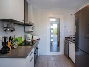 - une cuisine avec des murs blancs et un comptoir dans l'établissement Holiday Home Jill by Interhome, à Els Poblets