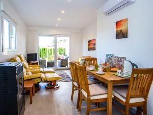 - un salon avec une table et des chaises en bois dans l'établissement Holiday Home Jill by Interhome, à Els Poblets
