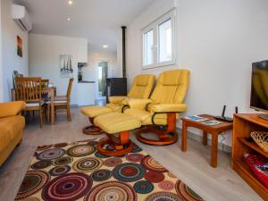 - un salon avec des chaises jaunes et une table dans l'établissement Holiday Home Jill by Interhome, à Els Poblets