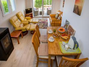 - un salon avec une table et une salle à manger dans l'établissement Holiday Home Jill by Interhome, à Els Poblets