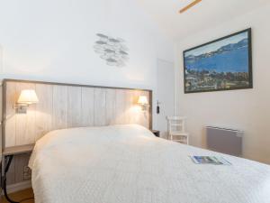ein Schlafzimmer mit einem großen weißen Bett in einem Zimmer in der Unterkunft Apartment Place Spoerry by Interhome in Grimaud