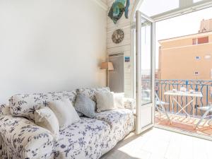 ein Wohnzimmer mit Couch und Balkon in der Unterkunft Apartment Place Spoerry by Interhome in Grimaud + 18 Fotos