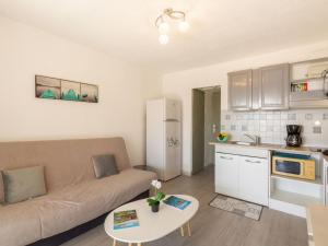 Kuchyňa alebo kuchynka v ubytovaní Apartment Le Front de Mer-4 by Interhome