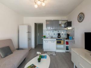 Kuchyňa alebo kuchynka v ubytovaní Apartment Le Front de Mer-4 by Interhome