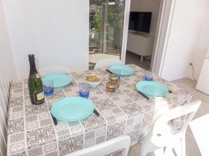 Nápoje v ubytovaní Apartment Le Front de Mer-4 by Interhome