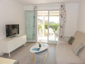 Televízia a/alebo spoločenská miestnosť v ubytovaní Apartment Le Front de Mer-4 by Interhome