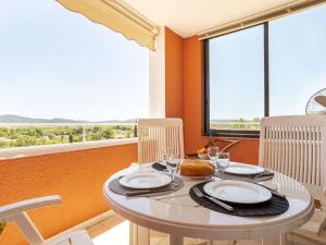 - une salle à manger avec une table et deux chaises dans l'établissement Apartment Les Parcs de Grimaud by Interhome, à Grimaud