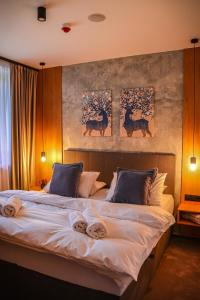 sypialnia z dużym łóżkiem z ręcznikami w obiekcie Apartmany Furkotka - Ovruč w Szczyrbskim Plesie
