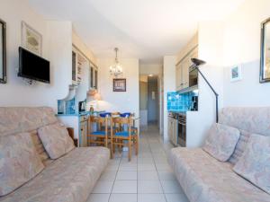 salon z kanapą i stołem w obiekcie Apartment Les Parcs de Grimaud-7 by Interhome w mieście Grimaud