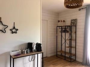 uma cozinha com uma mesa e uma prateleira num quarto em Agréable suite - Bassin Arcachon em Le Teich