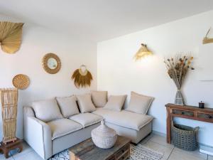 Una sala de estar con un sofá y una chimenea. en Apartment La Méridienne-5 by Interhome, en Le Lavandou