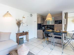 Una cocina y una sala de estar con mesa y sillas. en Apartment La Méridienne-5 by Interhome, en Le Lavandou 17 fotos más