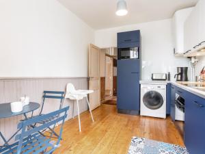 Kuchyňa alebo kuchynka v ubytovaní Apartment La Cancalaise by Interhome + 15 fotografií
