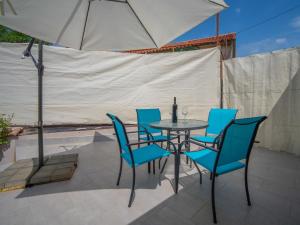 Patio lub wspólna przestrzeń na świeżym powietrzu w obiekcie Holiday Home Veli by Interhome