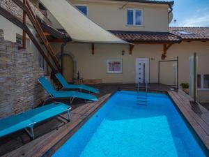Basen w obiekcie Holiday Home Veli by Interhome lub w pobliżu