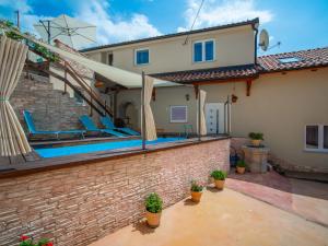 Basen w obiekcie Holiday Home Veli by Interhome lub w pobliżu