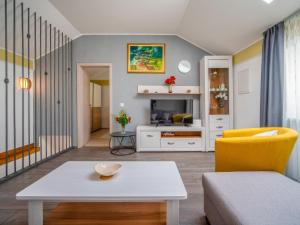 salon ze stołem i żółtym krzesłem w obiekcie Holiday Home Veli by Interhome w mieście Veli Brgud