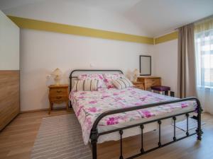 Łóżko lub łóżka w pokoju w obiekcie Holiday Home Veli by Interhome