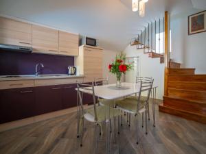 Kuchnia lub aneks kuchenny w obiekcie Holiday Home Veli by Interhome