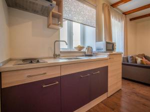 Kuchnia lub aneks kuchenny w obiekcie Holiday Home Veli by Interhome
