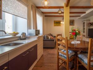 Kuchnia lub aneks kuchenny w obiekcie Holiday Home Veli by Interhome