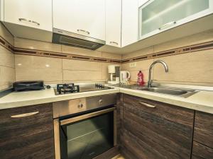Kuchyňa alebo kuchynka v ubytovaní Apartment Tanja-1 by Interhome