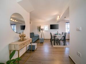 Televízia a/alebo spoločenská miestnosť v ubytovaní Holiday Home Villa Caterina by Interhome