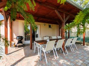 Patio nebo venkovní prostory v ubytování Holiday Home Pear Trees by Interhome