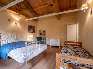 1 dormitorio con cama, escritorio y silla en Holiday Home Casa Vicentini by Interhome, en Alfiano Natta