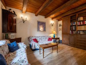 sala de estar con sofá y mesa en Holiday Home Casa Vicentini by Interhome, en Alfiano Natta