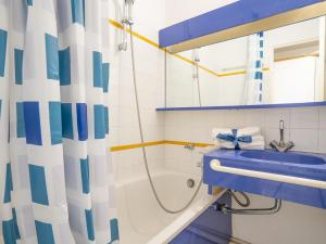 Kúpeľňa v ubytovaní Studio Le Belvédère - R3 221 by Interhome