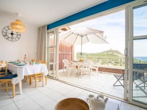 jadalnia z widokiem na ocean w obiekcie Apartment Hameau - N1 208 by Interhome w mieście Agay - Saint Raphael