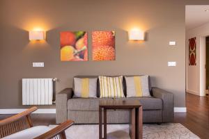 - un salon avec un canapé et des peintures murales dans l'établissement Monchique Resort & Spa, à Monchique